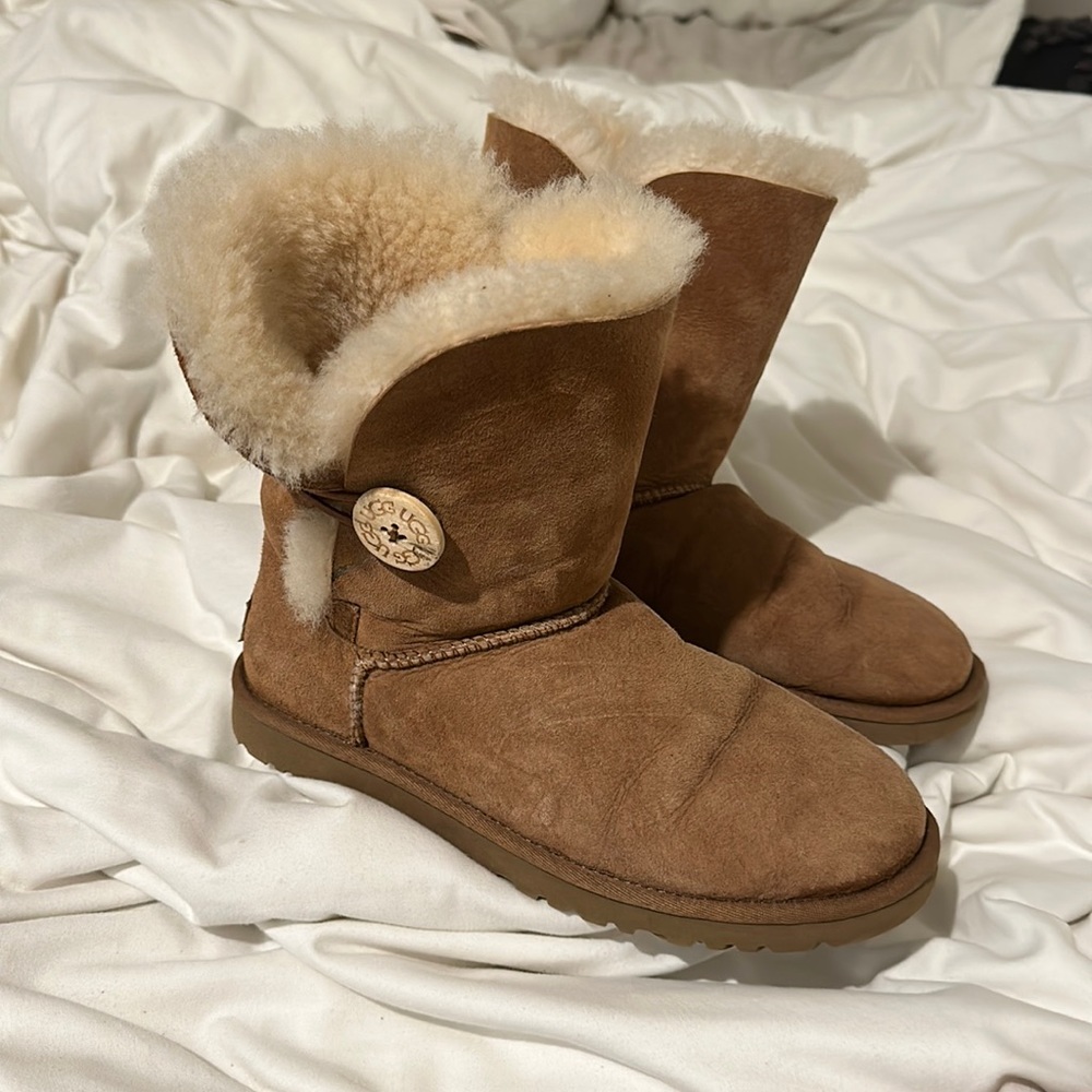 Ugg Bailey button size 6! Great condition. Chestnut color. Medium wear
